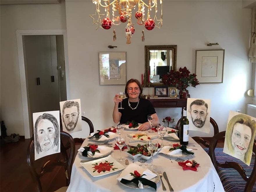 Padres griegos solitarios comparten mesa navideña con retratos de niños
