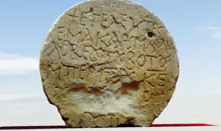 Lápida bizantina con inscripción griega encontrada en Israel