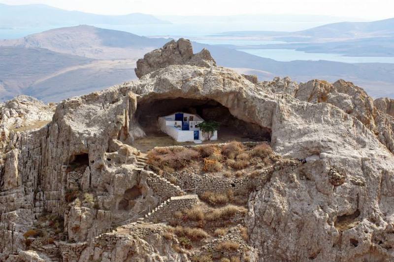 La Iglesia Griega al Aire Libre que Mira Hacia los Cielos
