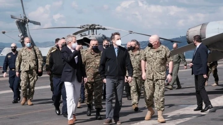Primer Ministro Griego Destaca los Lazos entre Grecia y EE. UU. En la Visita del Portaviones Eisenhower