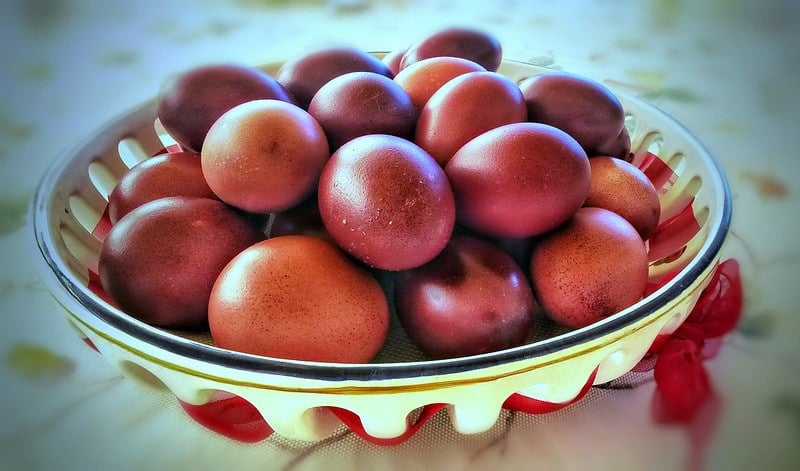huevos rojos de pascua