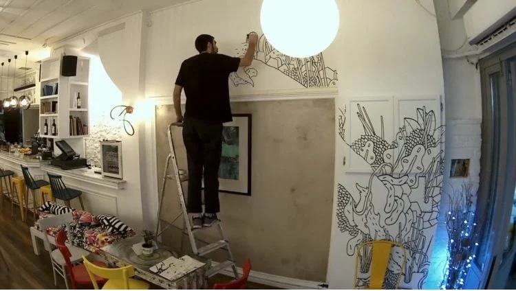 Artista Griego Crea un Mural Completo con Marcador Negro