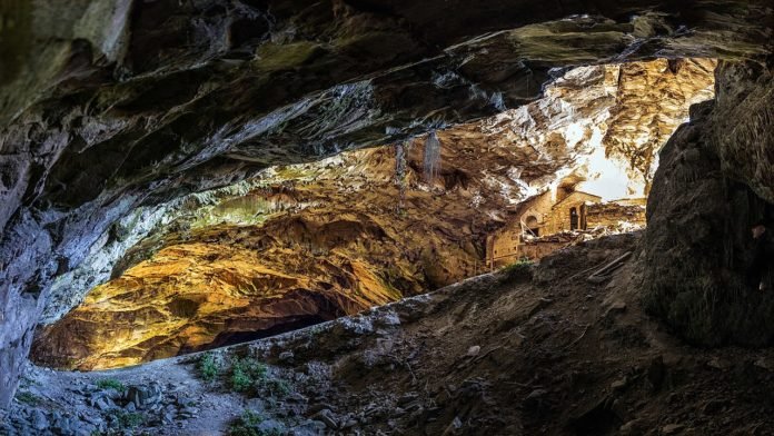 cueva en Ática