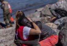 abrazo a refugiado